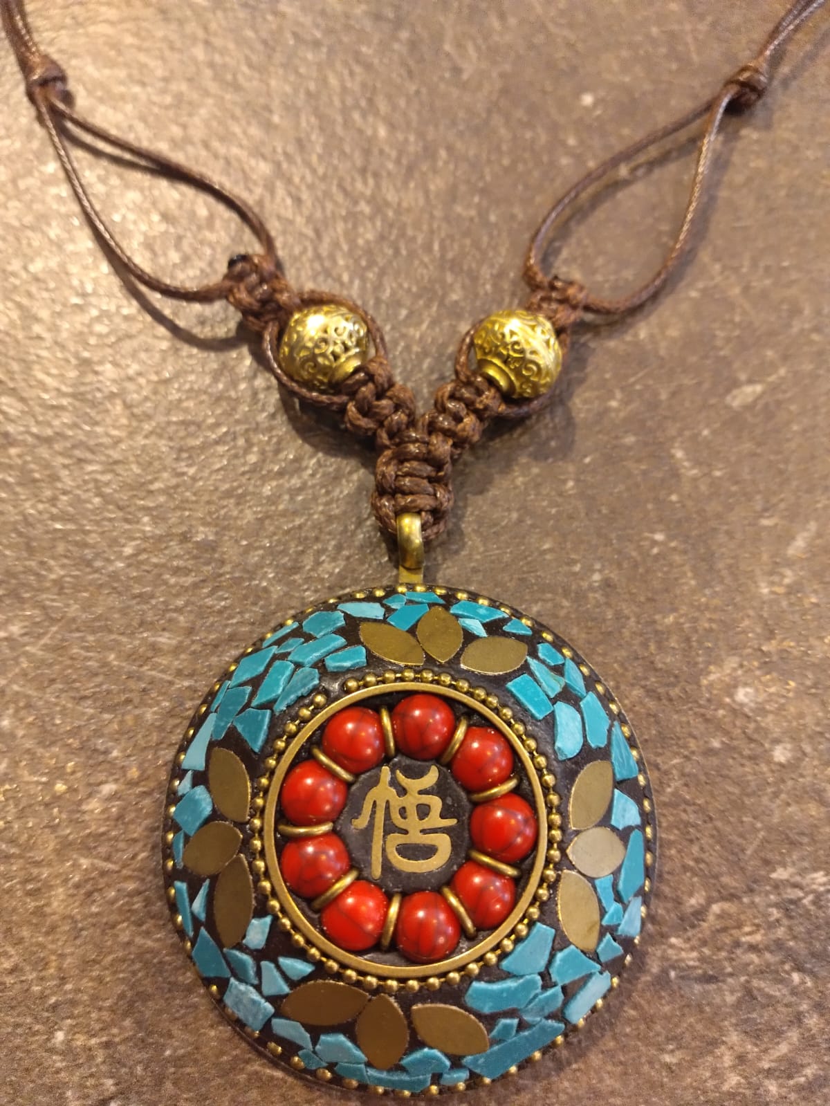 Collana con Ciondolo in Ottone e Turchese con perle dorate - Filo regolabile - clorophilla-shop