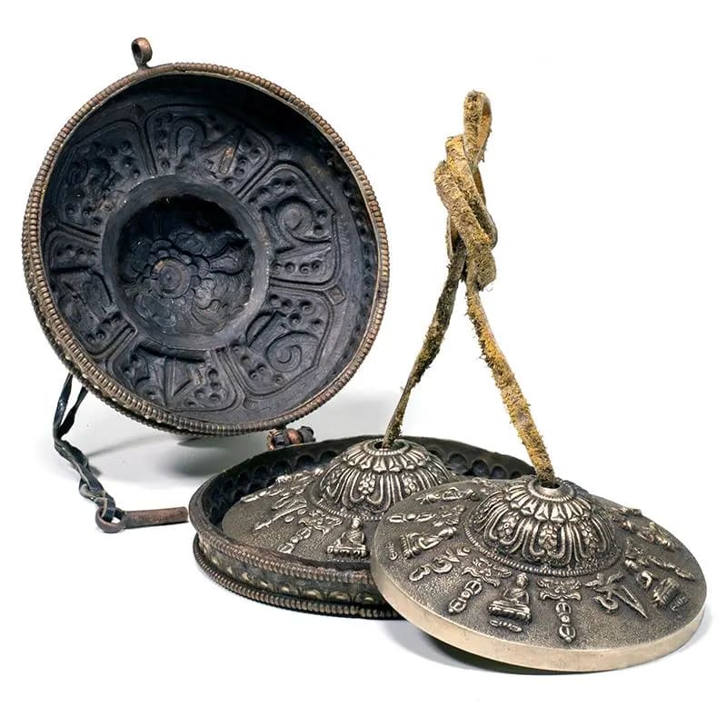 Set Cimbali Tibetani con lussuosa custodia in metallo e simboli Buddhisti - 11cm