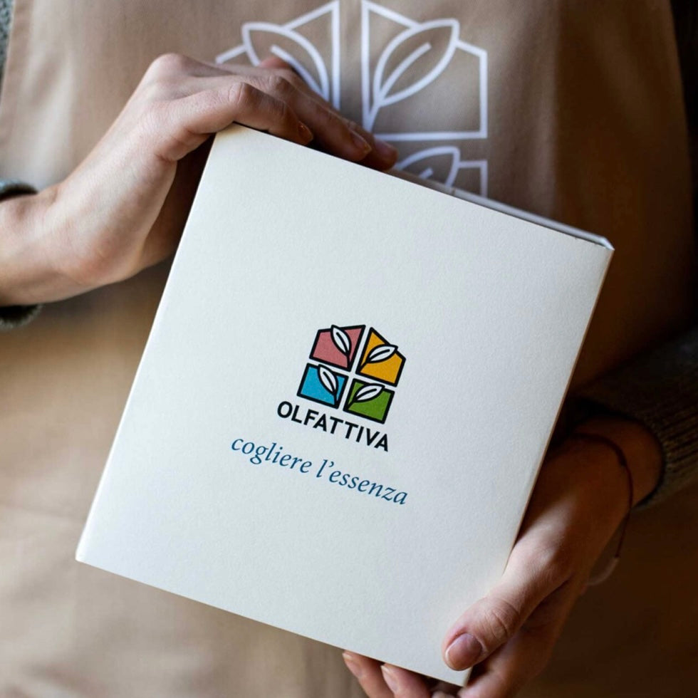 Olfattiva Cofanetto Carezza Profumo e olio corpo a base di puri oli essenziali - Linea Bimbo e mamma